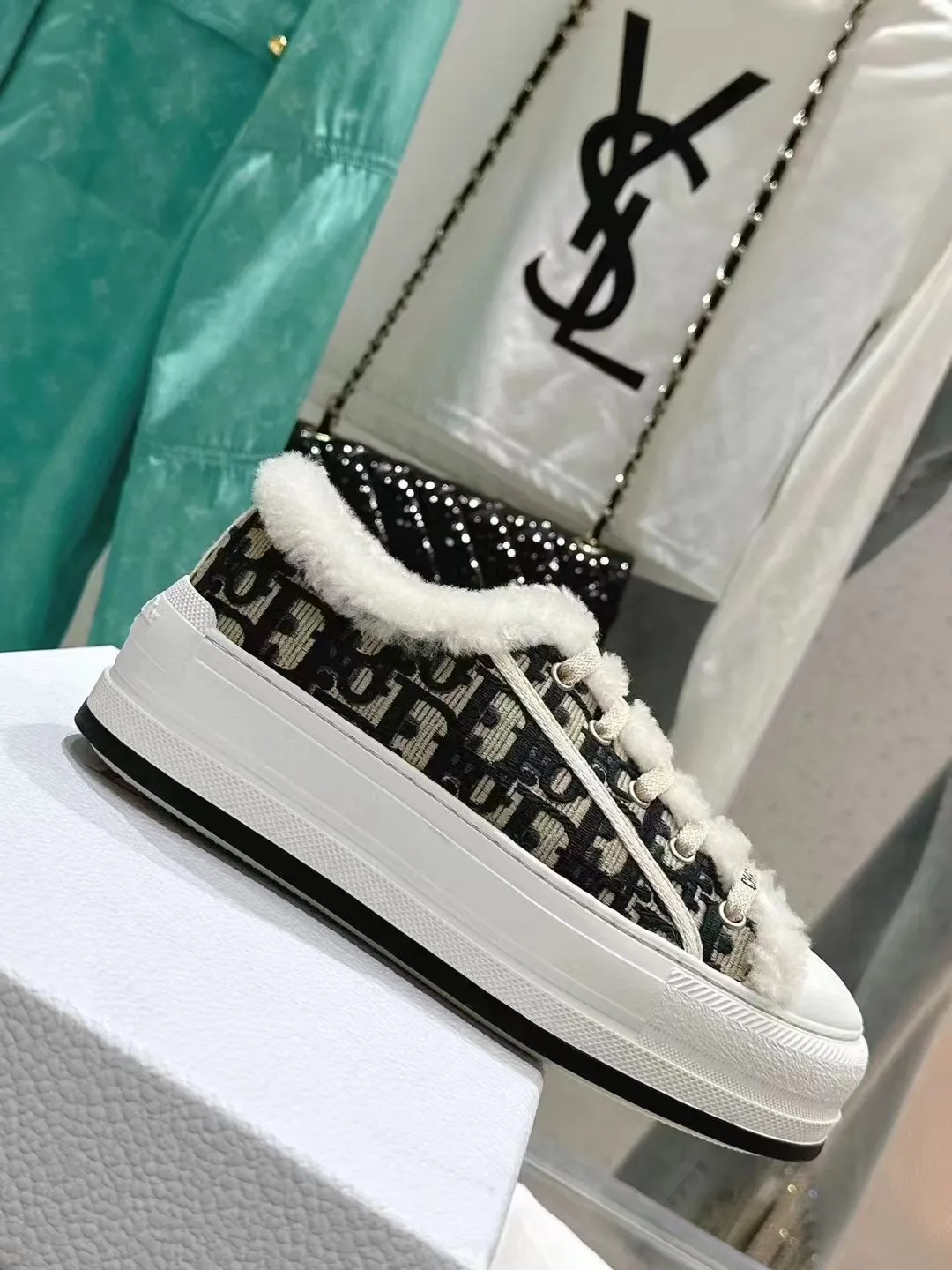 👟👟Ex-factory price 640👟👟——Dior Dior embroidered thick-soled wool casual shoes, fur shoes 𝐃𝐈𝐎𝐑 𝐖𝐚𝐥𝐤'𝐧 Dior presbyopic embroidered wool thick-soled canvas shoes, casual sports shoes, this Walk'n'Dior Thick-soled sneakers are a stylish piece that elevate the collection. Oblique printed cotton embroidered upper with comfortable platform sole, tongue and Christian Dior Paris signature laces. Can add fashionable temperament to all kinds of casual looks. Original custom-made imported Oblique printed embroidery fabric. Imported soft sheepskin lining. Original exclusive open-molded TPU material outsole. Bottom thickness 4.5CM. Size: Women's 35-41 (custom-made 41 is non-refundable)